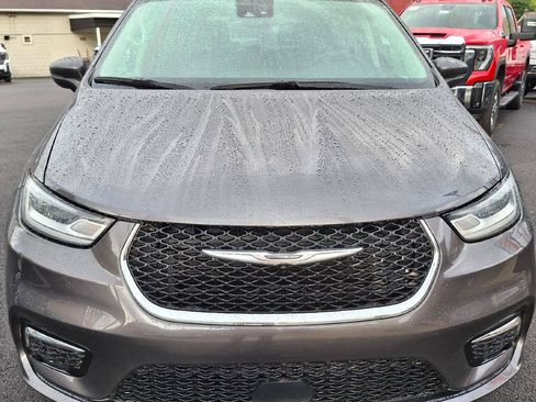 Used 2023 Chrysler Pacifica Touring-L FWD image 2