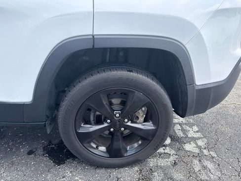 Used 2019 Jeep Cherokee Latitude Plus FWD image 10