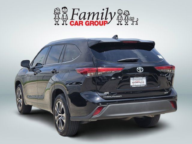 Used 2020 Toyota Highlander XLE FWD image 3
