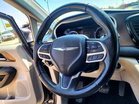 Used 2017 Chrysler Pacifica Touring-L image 13