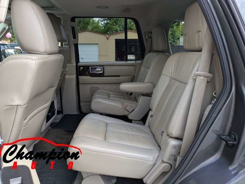 Used 2017 Lincoln Navigator Select RWD image 19