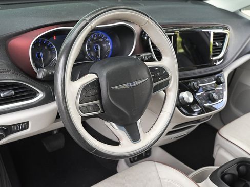 Used 2020 Chrysler Pacifica Limited image 13