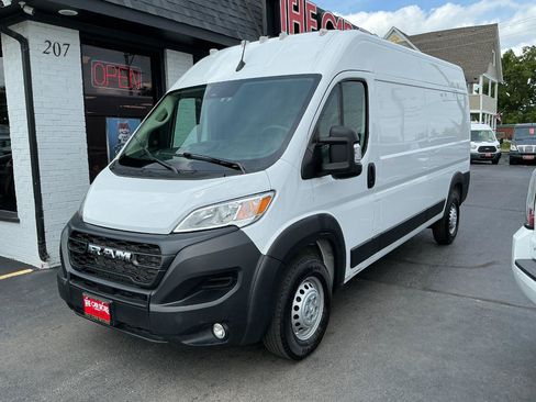 Used 2024 RAM ProMaster 2500 w/ Convenience Group FWD image 2