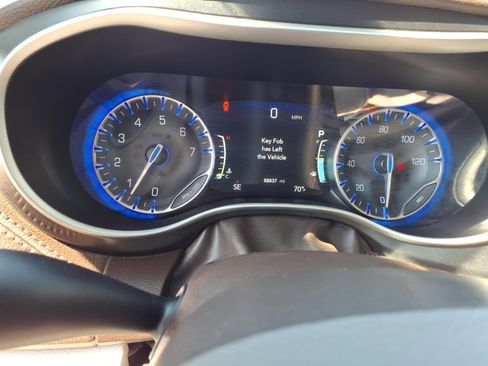 Used 2021 Chrysler Pacifica Touring-L image 10