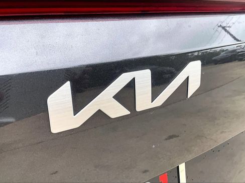 Used 2025 Kia Carnival FWD image 10