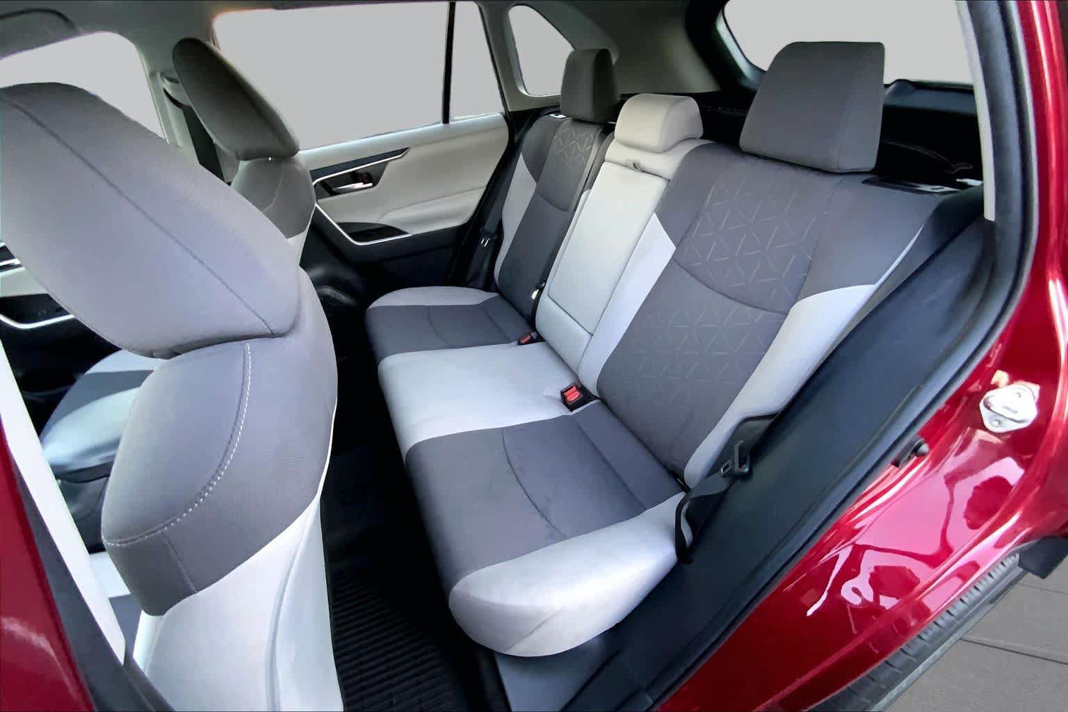 Used 2021 Toyota RAV4 XLE FWD image 18