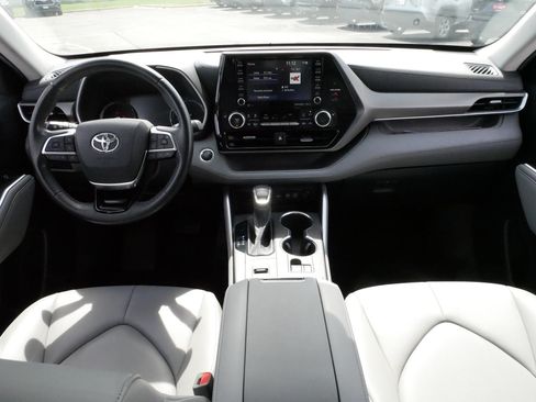Certified 2021 Toyota Highlander XLE FWD image 10
