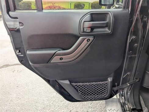 Used 2018 Jeep Wrangler Unlimited Sahara image 25