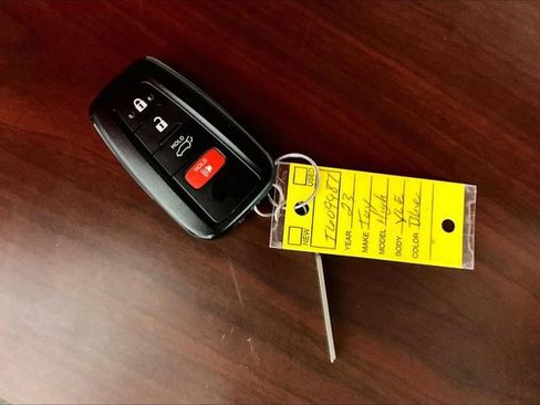 Used 2023 Toyota Highlander XLE AWD/4WD image 11