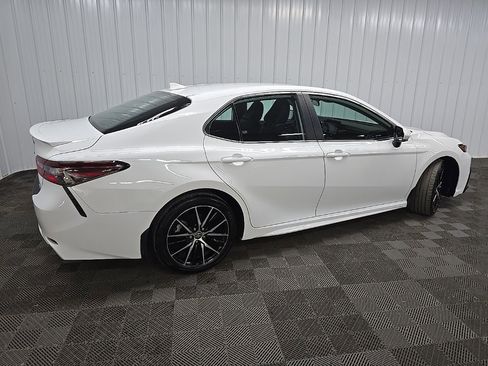 Used 2022 Toyota Camry SE image 3