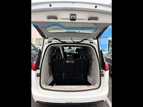 Used 2018 Chrysler Pacifica Touring Plus FWD image 5