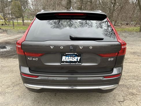 Certified 2022 Volvo XC60 B5 Inscription w/ Climate Package image 7