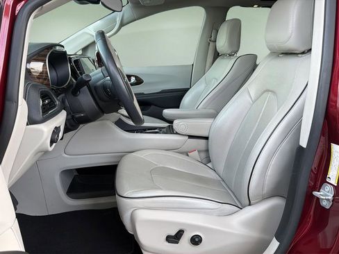 Used 2021 Chrysler Pacifica Limited w/ Uconnect Theater Family Group FWD image 26