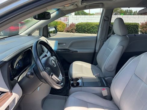 Used 2016 Toyota Sienna XLE w/ XLE Navigation Package FWD image 10
