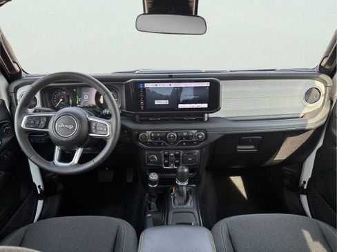 Used 2025 Jeep Wrangler Sahara image 20