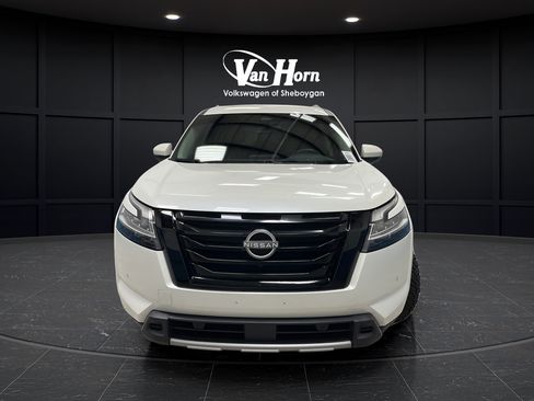 Used 2023 Nissan Pathfinder SL AWD/4WD image 2