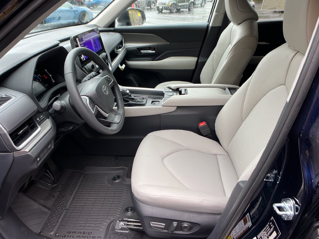 New 2026 Toyota Grand Highlander XLE FWD image 9