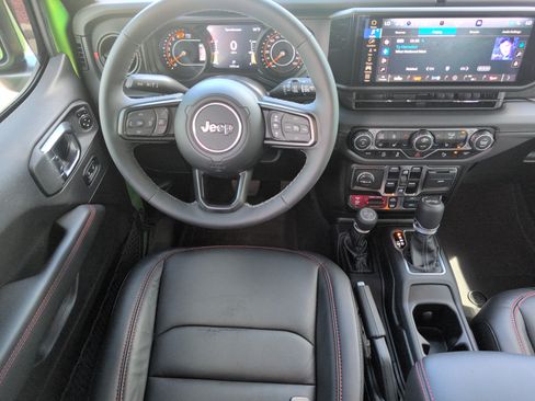 Used 2025 Jeep Wrangler Unlimited Rubicon AWD/4WD image 28