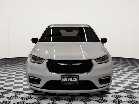 Used 2025 Chrysler Pacifica Select image 3