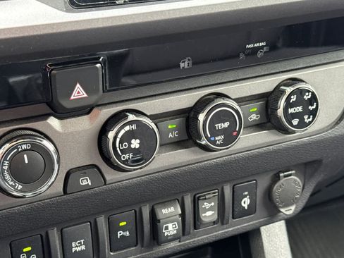 Used 2018 Toyota Tacoma TRD Off-Road w/ Technology Package image 20