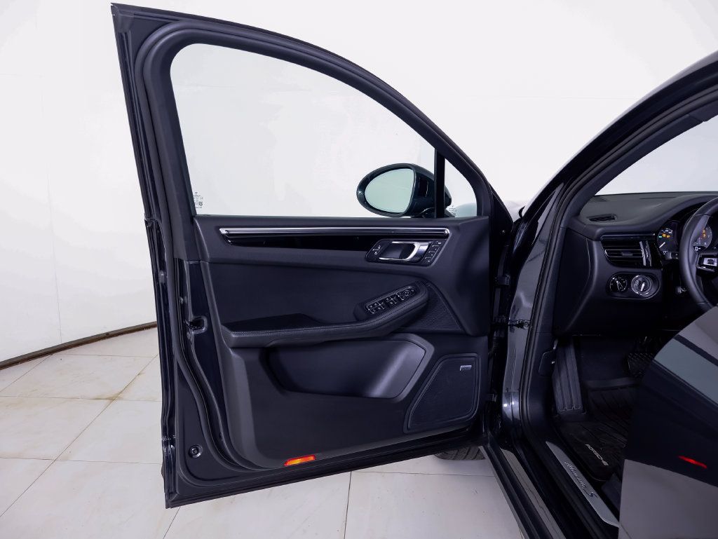 Certified 2026 Porsche Macan S AWD/4WD image 28