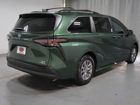 Used 2023 Toyota Sienna XLE FWD image 9