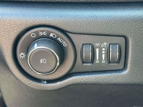 Used 2025 Chrysler Pacifica Limited FWD image 19