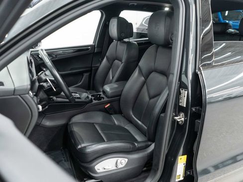 Used 2023 Porsche Macan Turbo image 9