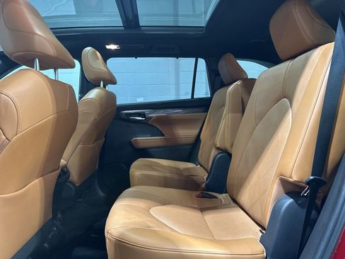 Used 2023 Toyota Highlander Platinum image 14