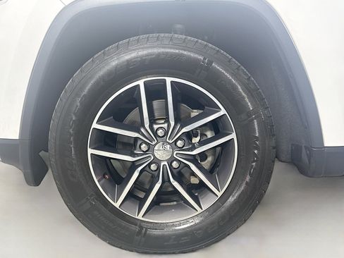 Used 2018 Jeep Grand Cherokee Laredo image 24