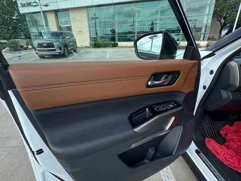 Used 2025 Nissan Pathfinder Platinum w/ Cargo Package image 8