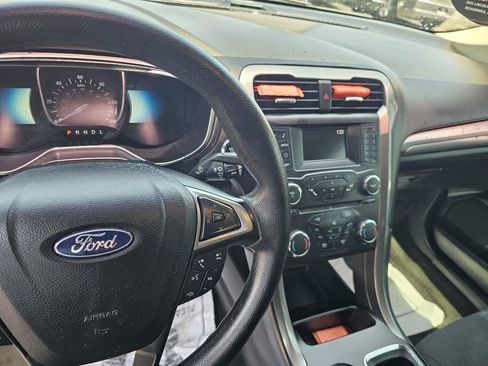 Used 2018 Ford Fusion SE FWD image 25