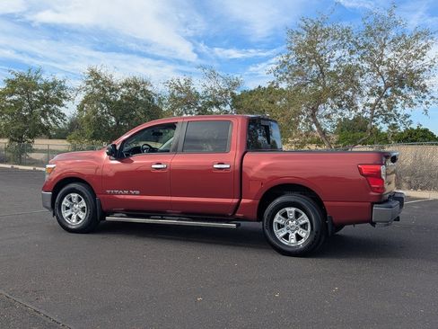 Used 2018 Nissan Titan SV image 4