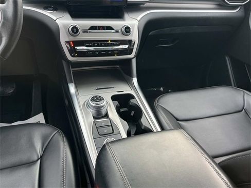 Used 2022 Ford Explorer XLT w/ Equipment Group 202A image 18