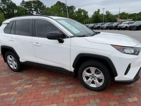 Used 2020 Toyota RAV4 LE FWD image 3