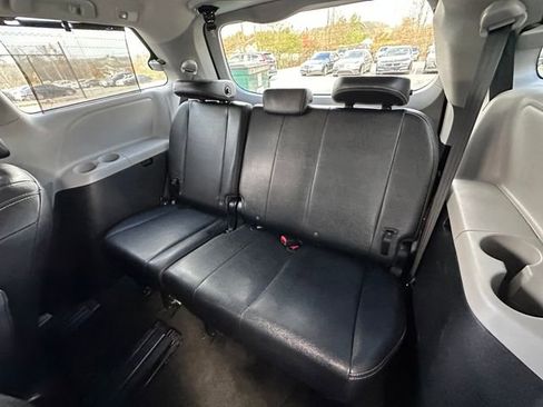 Used 2017 Toyota Sienna SE image 37