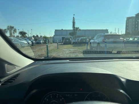 Used 2025 Nissan Versa SV image 34