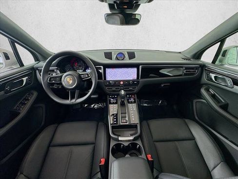 Certified 2025 Porsche Macan AWD/4WD image 21