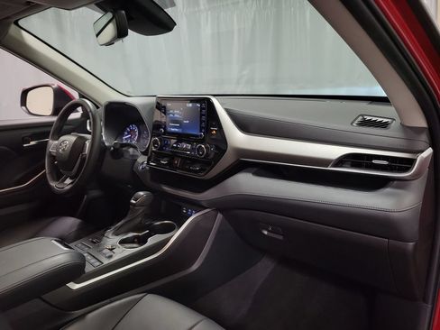 Used 2022 Toyota Highlander XLE AWD/4WD image 31