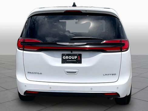 Used 2026 Chrysler Pacifica Limited FWD image 5