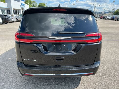 Used 2025 Chrysler Pacifica Select FWD image 6