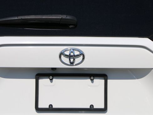 Used 2019 Toyota RAV4 XLE Premium FWD image 5