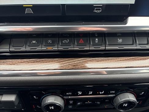 Used 2025 Chevrolet Silverado 1500 LT image 36