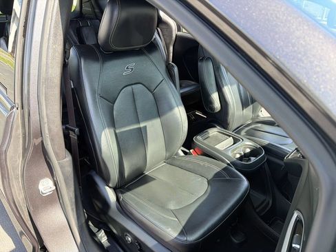 Used 2020 Chrysler Pacifica Touring-L w/ S Appearance Package FWD image 26