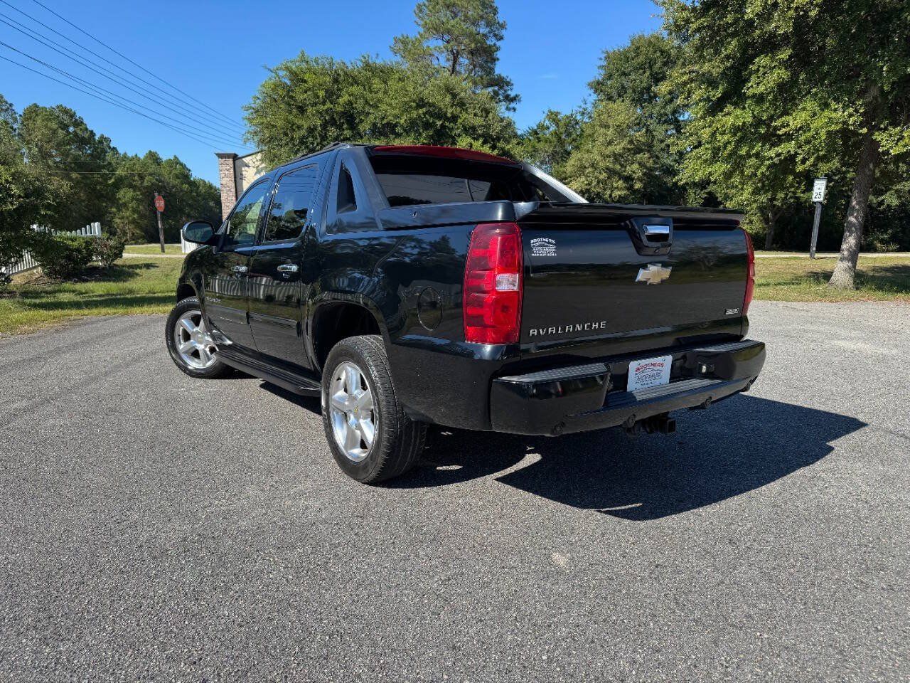 Used 2011 Chevrolet Avalanche LT w/ Regional Value Package RWD image 4