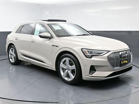 Used 2019 Audi e-tron Premium Plus image 4