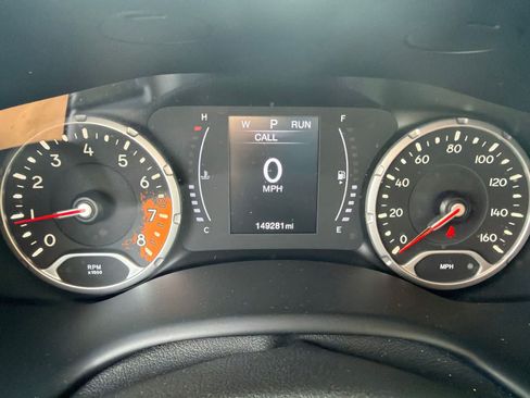 Used 2017 Jeep Renegade Altitude FWD image 2