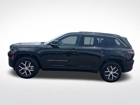 Used 2025 Jeep Grand Cherokee Limited AWD/4WD image 2
