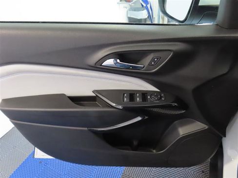 Used 2025 Chevrolet Trax LT w/ LT Convenience Package FWD image 16