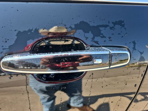 Used 2023 Chevrolet Equinox Premier image 11